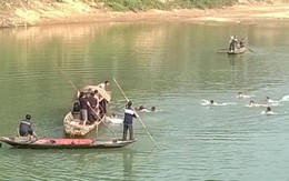 Tìm xác mẹ dưới lòng sông sâu