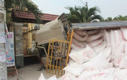 Lật xe chở bột mì, tài xế được giúp đỡ