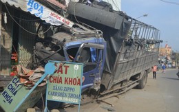 Xe tải đầy ximăng nổ lốp, lao vào nhà dân giữa khuya