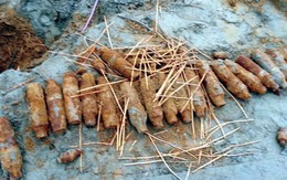 Đào móng, phát hiện hàng chục quả đạn pháo, dây dẫn nổ