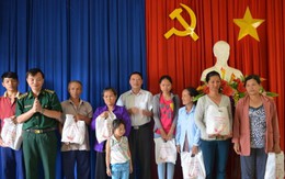 Bà Rịa - Vũng Tàu: tặng quà các hộ nghèo vùng biên giới