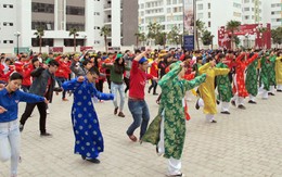 Mặc áo dài khăn đóng nhảy flashmob chào Xuân Giáp Ngọ