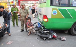 Ôtô ép xe máy vào gầm xe buýt, nữ sinh gãy chân