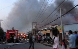 Kho chứa vải chìm trong "biển lửa"