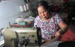 Bà cụ 79 tuổi 23 năm may quần áo tặng người nghèo
