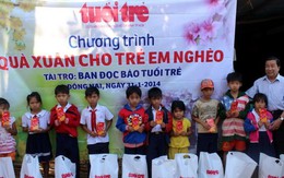 Trẻ làng bè hồ Trị An chèo ghe nhận quà Tuổi Trẻ