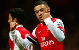 Oxlade-Chamberlain đưa Arsenal lên đầu bảng