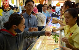 Rồng rắn xếp hàng mua vàng cầu may