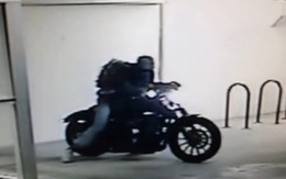 Clip xe Harley-Davidson bị "luộc" trước camera an ninh