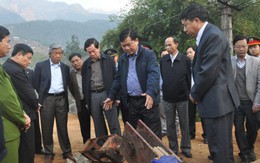 Tang tóc dưới cầu treo gãy đổ