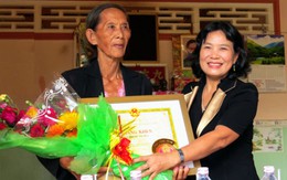 Trao bằng khen cho cô giáo bỏ tiền xây cầu