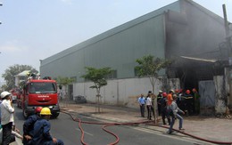 Hàng ngàn công nhân hoảng sợ vì cháy kho vải