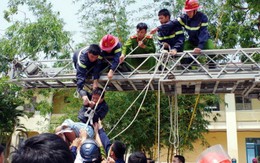 Giải cứu thành công bệnh nhân tâm thần leo trụ điện 25m