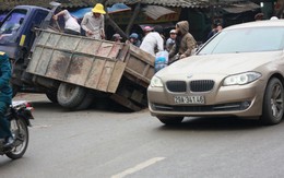 "Đang đi nghe kẹt một cái thấy bánh xe lọt hố"