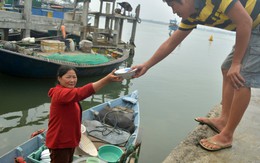 Ghe bún trên sông