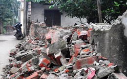 Hàng loạt nhà bỗng dưng nứt toác, tường sập