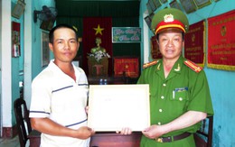 Khen thưởng thanh niên bán hàng rong dũng cảm cứu người