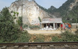 Dân sống bất an bên mỏ đá