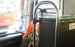 Tài xế cho trẻ đu bám xe khách