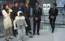 Tổng thống Obama đá banh với robot Nhật