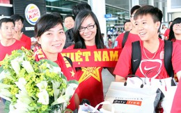 Đội tuyển nữ VN trở về trong vòng vây người hâm mộ