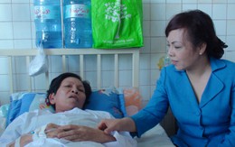 Thăm mẹ thuyền trưởng đang nằm viện
