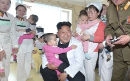 Ông Kim Jong-Un vui đùa với trẻ em trong bệnh viện