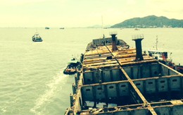 Trục vớt, di dời hai tàu ra khỏi biển Vũng Tàu