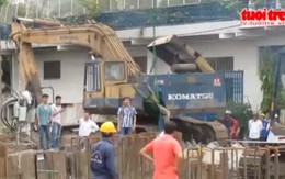 Xem clip Huy động xe cẩu vớt xác chết dưới công trình