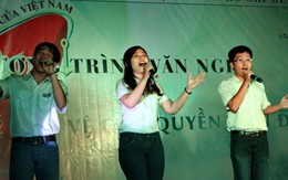 Cô nữ sinh hát về lính đảo