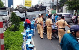 Nổ bánh, xe tải chở nước lật ngửa trên đường