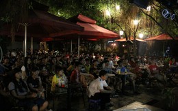 Xem bóng đá với sinh viên ở kí túc xá