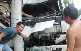 Dùng xà beng giải cứu 2 thanh niên kẹt trong xe tải
