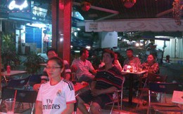 Quán cà phê Sài Gòn “chong đèn” chờ World Cup