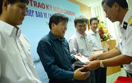 Trao kỷ niệm chương "Vì sự nghiệp bảo vệ chủ quyền biển đảo" cho các nhà báo