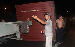 Hú vía với xe đầu kéo làm rơi container giữa cầu