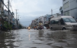 Đường phố Sài Gòn lại thành "sông" sau mưa lớn