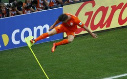 "Diễn viên đóng thế" Huntelaar cứu Van Persie