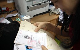 Ngày đầu làm thủ tục dự thi: mỏi tay sửa sai sót