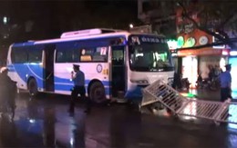 Clip Dải phân cách mới lắp đặt bị xe buýt tông và "nuốt" gọn