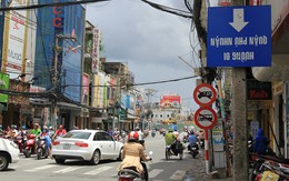 Trẹo cổ đọc biển báo giao thông lộn ngược