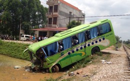 Ô tô đâm tàu hỏa, 11 người bị thương