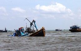 Đã đưa tàu cá Bình Thuận bị chìm vào bờ
