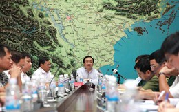 Không để bão vào đến nơi còn leo lên gia cố mái nhà!