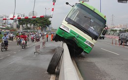 Xe buýt leo tuốt lên lươn chân cầu Sài Gòn