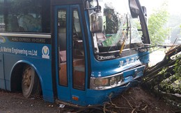 Xe chở khách đi chùa tông vào nhà dân