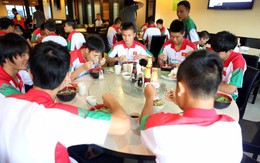 Chuyện ăn uống của U-19 VN ở Brunei