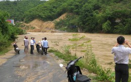 ​Mưa xối xả, cầu Phà Lò chìm trong lũ