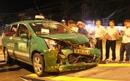 Lao thẳng vào taxi, cả Mercedes 4 chỗ lẫn taxi "nát sọ"