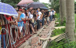 Phát cuồng vì vé xem U-19, CĐV bao vây đổ tường trụ sở VFF